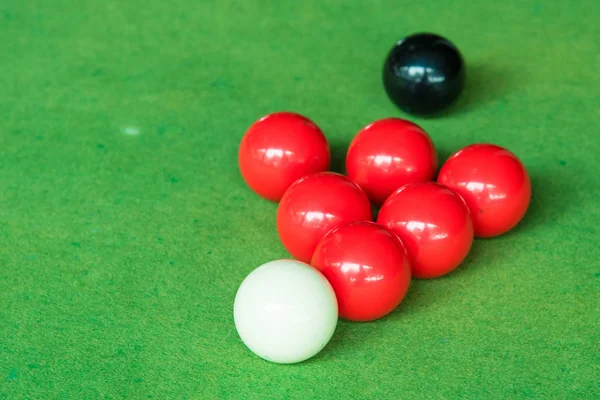 Cerca de bola de billar en la mesa de billar verde . —  Fotos de Stock