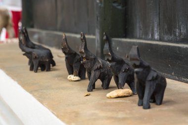 Tahtadan yapılmış siyah filler.seçici odak