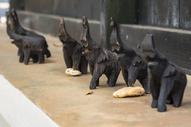 Tahtadan yapılmış siyah filler.seçici odak