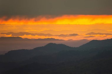 Sunrise.Mountain Vadisi gündoğumu sırasında. Doğal yaz manzara