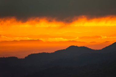 Sunrise.Mountain Vadisi gündoğumu sırasında. Doğal yaz manzara