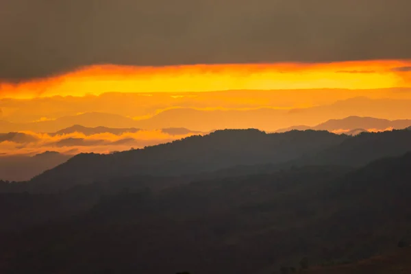 Sunrise.mountain Valley bei Sonnenaufgang. natürliche Sommerlandschaft — Stockfoto