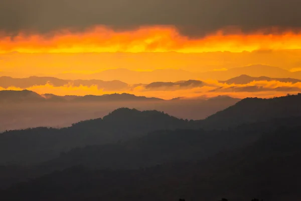 Sunrise.Mountain Долина при сходом сонця. Природні Дачний пейзаж — стокове фото