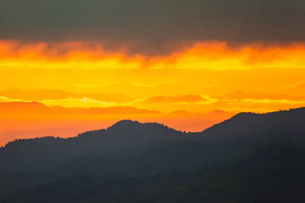 Sunrise.mountain Valley bei Sonnenaufgang. natürliche Sommerlandschaft — Stockfoto