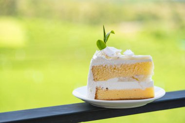 Krema ve beyaz çikolata süslemeleri ile Vanilyalı sünger kek. Slı