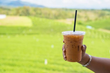 Elinde ki kahve sabah ışığıyla dağda tutuyor. Thaila