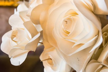 Arka plan için kağıttan yapılmış gül el.