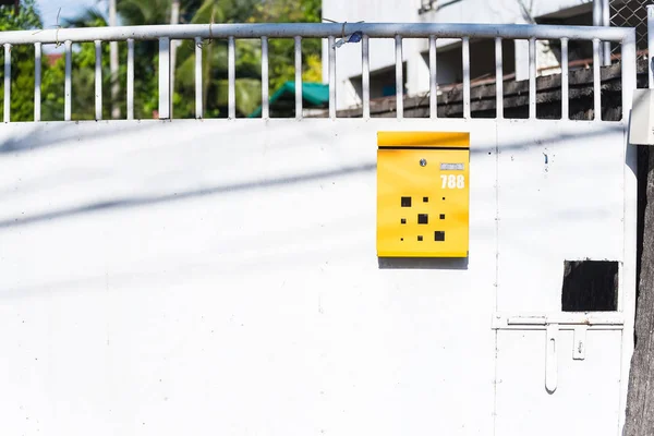 Buzón amarillo en puertas de acero.Tailandia . —  Fotos de Stock