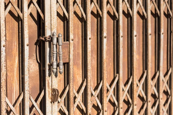 Іржаві традиційні ворота або складні двері . — стокове фото