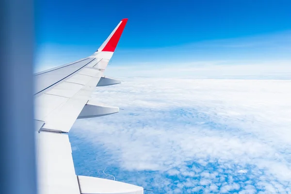 Το αεροπλάνο έχει συννεφιά με τον γαλάζιο ουρανό που φωτογραφίζει — Φωτογραφία Αρχείου