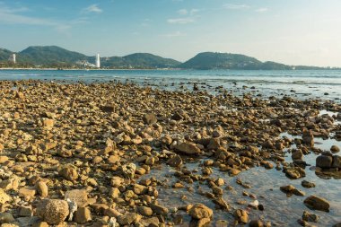 Taş plaj suları dalgalar kenar soyut deniz arka plan. Taylan