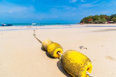 S güvenlik imar için sahilde sarı şamandıralar bir dizi
