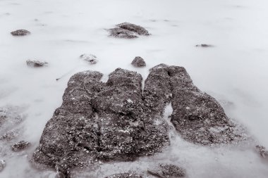 Fotoğraf Siyah ve Beyaz Uzun Pozlama Fotoğraf Dalgalar üzerinde taş