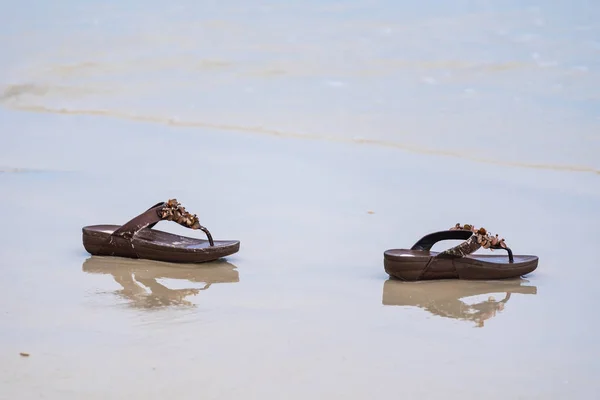 Zapatos negros en la playa.Tailandia . — Foto de Stock