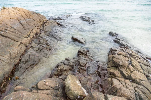 Stenen, rotsen, zand, zee en strand. Thailand. — Stockfoto