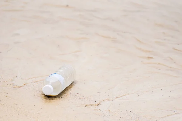 아침에 해변에서 빈 플라스틱 병. — 스톡 사진
