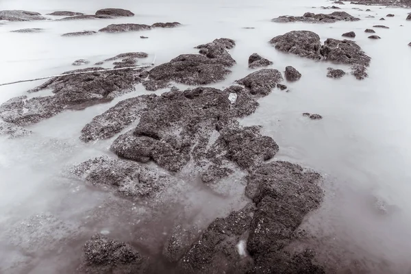 Foto Preto e Branco de Longa Exposição Fotografia Ondas em ston — Fotografia de Stock