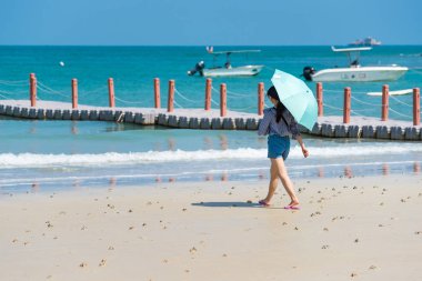 Rayong, Tayland - May 10, 2019 : Tanımlanamayan adı Woman Walki