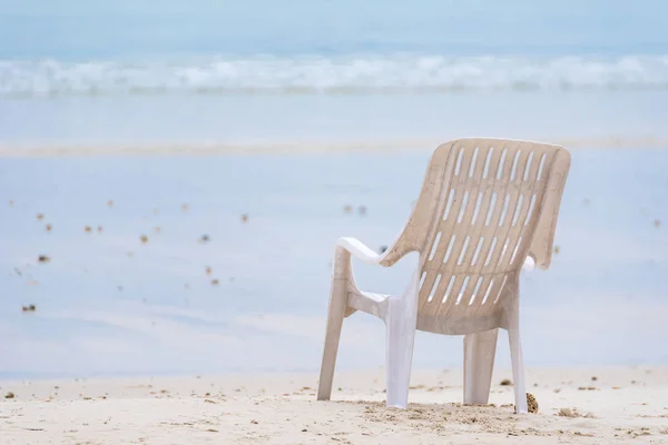 Sedia vuota sulla spiaggia al tramonto spiaggia di Vongdeuan nel Koh S — Foto Stock