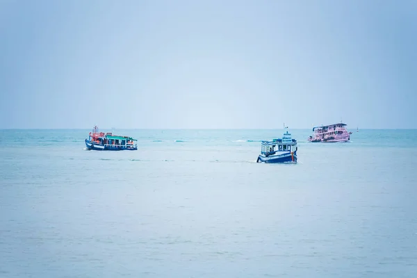 Rayong, Tailândia - 10 de maio de 2019: Barco no mar em Koh Samed — Fotografia de Stock