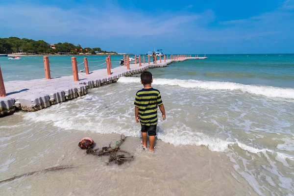 Rayong, thailand - May, 10, 2019: unbekannter Name Junge spielt — Stockfoto