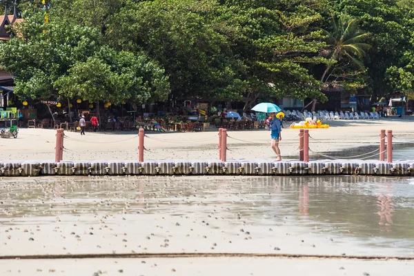 Rayong, Thailand - May, 10, 2019 : Unidentified name Woman Walki — Stock Photo, Image