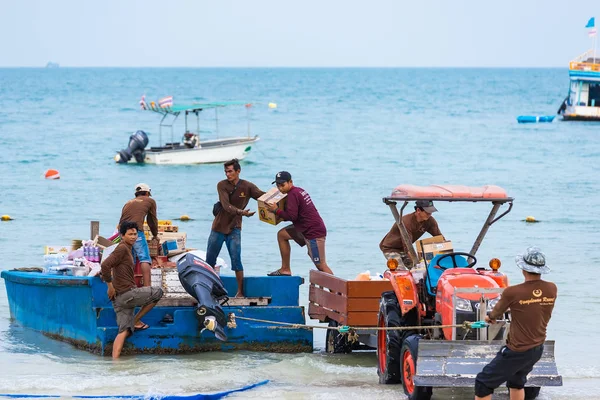 Rayong, Thaiföld-május, 10, 2019: Vongdeuan Resort dolgozók terhelés — Stock Fotó