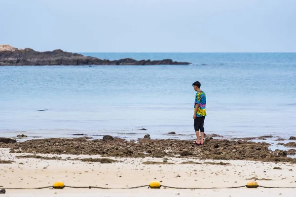 Rayong, Tailandia - 12 de mayo de 2019: Nombre no identificado Man Alone o — Foto de Stock