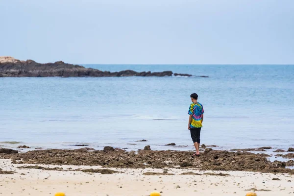 Rayong, Tailandia - 12 de mayo de 2019: Nombre no identificado Man Alone o — Foto de Stock