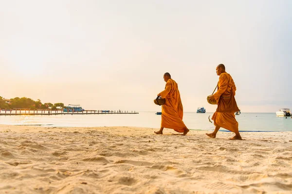 Rayong, Thailand - May, 12, 2019 : Unidentified name buddhist mo — Stock Photo, Image