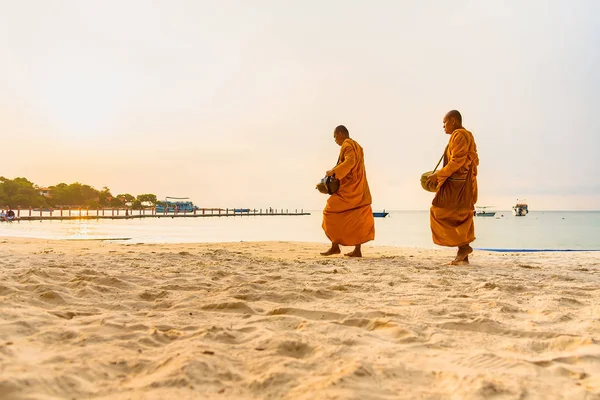 Rayong, Thailand - May, 12, 2019 : Unidentified name buddhist mo — Stock Photo, Image