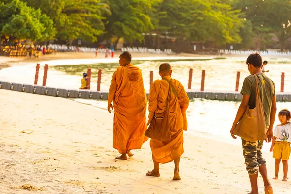 Rayong, Tailandia - 12 de mayo de 2019: Nombre no identificado buddhist mo — Foto de Stock