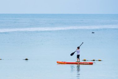 Rayong, Tayland - May 12, 2019 : Kaya'da tanımlanamayan isim çocuk