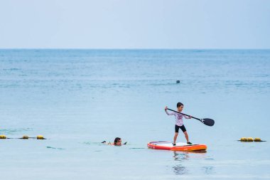Rayong, Tayland - May 12, 2019 : Kaya'da tanımlanamayan isim çocuk