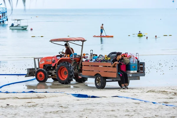 Rayong, Thailand - May, 12, 2019 : Red tractor on the beach at t — Stock Photo, Image