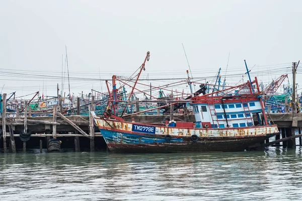 Rayong, Tailandia - 10 de mayo de 2019: Barco de pesca flotando en el —  Fotos de Stock