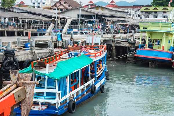 泰国罗勇 - 2019年5月10日 ： 渔船漂浮在 — 图库照片