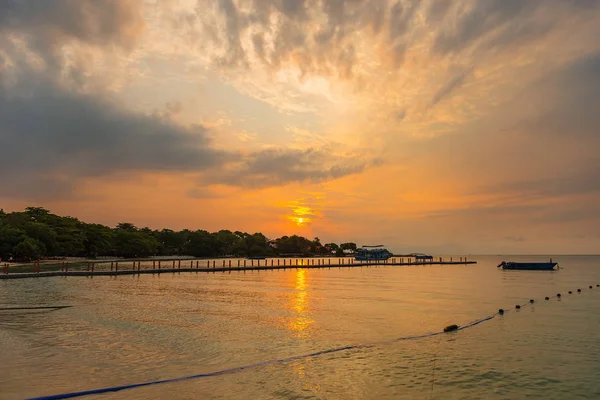 Rayong, Thajsko-květen, 12, 2019: pohled na pláž Vongdeuan na — Stock fotografie