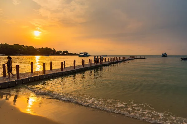 Rayong, Tailândia - 12 de maio de 2019: Vista da praia de Vongdeuan no — Fotografia de Stock