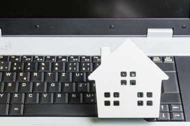 Dizüstü bilgisayardaki tahta beyaz hortum modeli. İnternetten alışveriş konsepti.