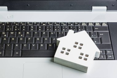 Dizüstü bilgisayardaki tahta beyaz hortum modeli. İnternetten alışveriş konsepti.