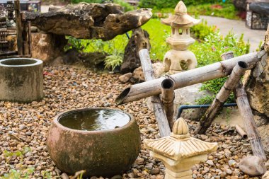 Taş Havzası ve Bambu Spigot ve Taş Lant ile Su Çeşmesi