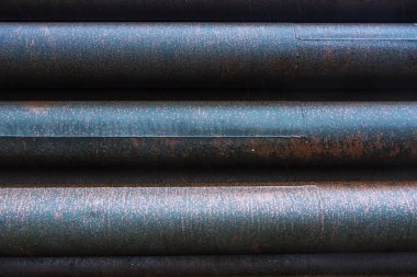 Fabrikada pas metal boru hattı yığını.