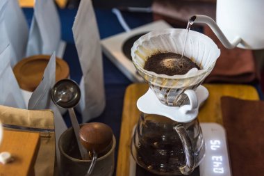 Filtre kahve makinesi, termometre ile su ısıtıcısı ve kazmak kapatın