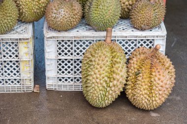 Piyasada rafta satılık meyve kralı sırasında. Tayland.