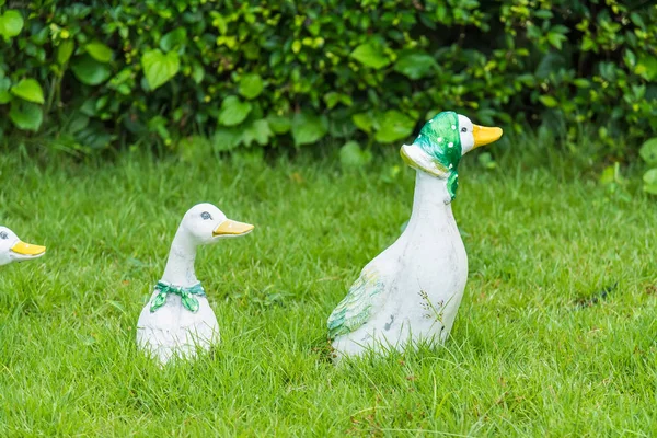 Familia muñeca de pato en el jardín.Tailandia . — Foto de Stock