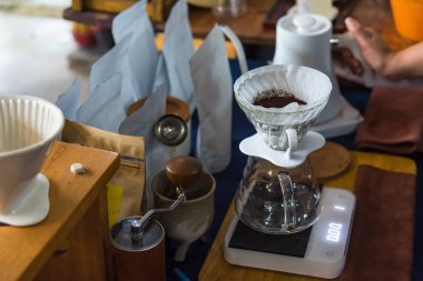 Filtre kahve makinesi, termometre ile su ısıtıcısı ve kazmak kapatın