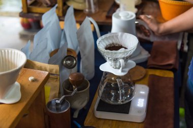 Filtre kahve makinesi, termometre ile su ısıtıcısı ve kazmak kapatın