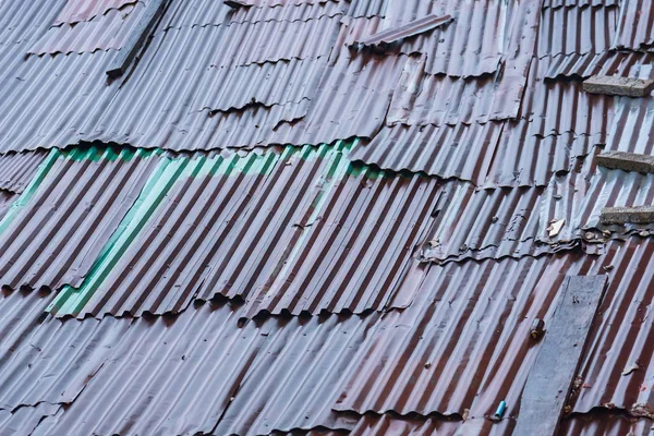 De roestige zinken dakstructuur. — Stockfoto