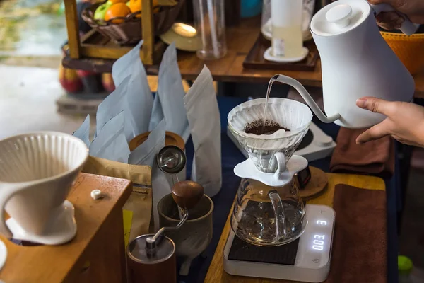 Primer plano de la cafetera de filtro, hervidor de agua con termómetro y cavar — Foto de Stock